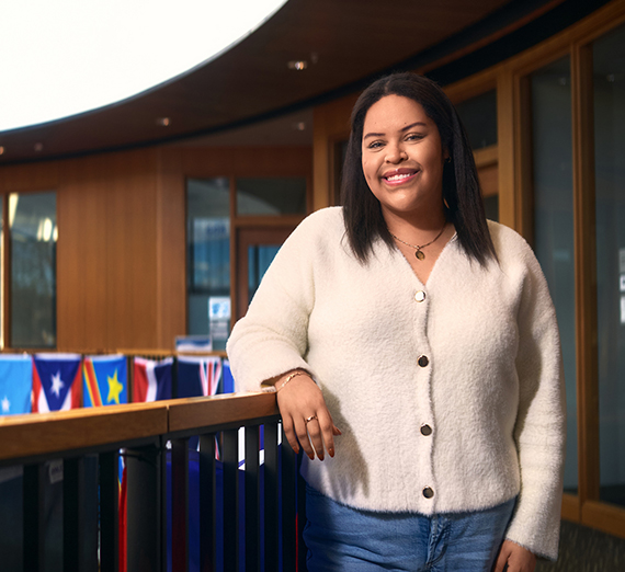 fotos individuales de dos mujeres profesionales